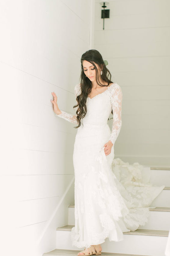 Amazing Sheath Long Sleeves V Neck Long Train Lace Wedding Dresses 2024