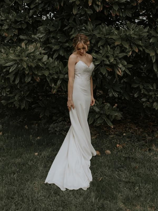 2024 Elegant Wedding Dresses Sheath Satin Spaghetti Straps Sweetheart Lace Bridal Gowns