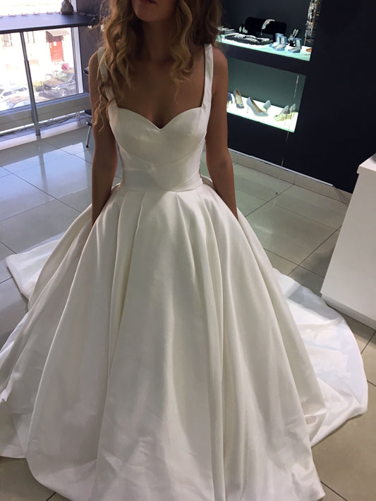 2024 Classic Wedding Dresses Sweetheart Satin With Straps Lace Up Back Ball Gown Bridal Gowns