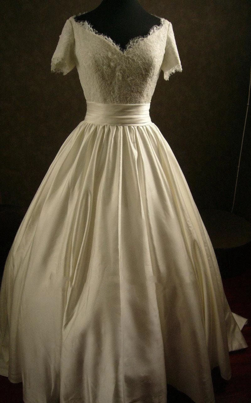 2024 Classic Wedding Dresses Sweetheart Satin Short Sleeves Long Lace Ball Gown Bridal Gowns