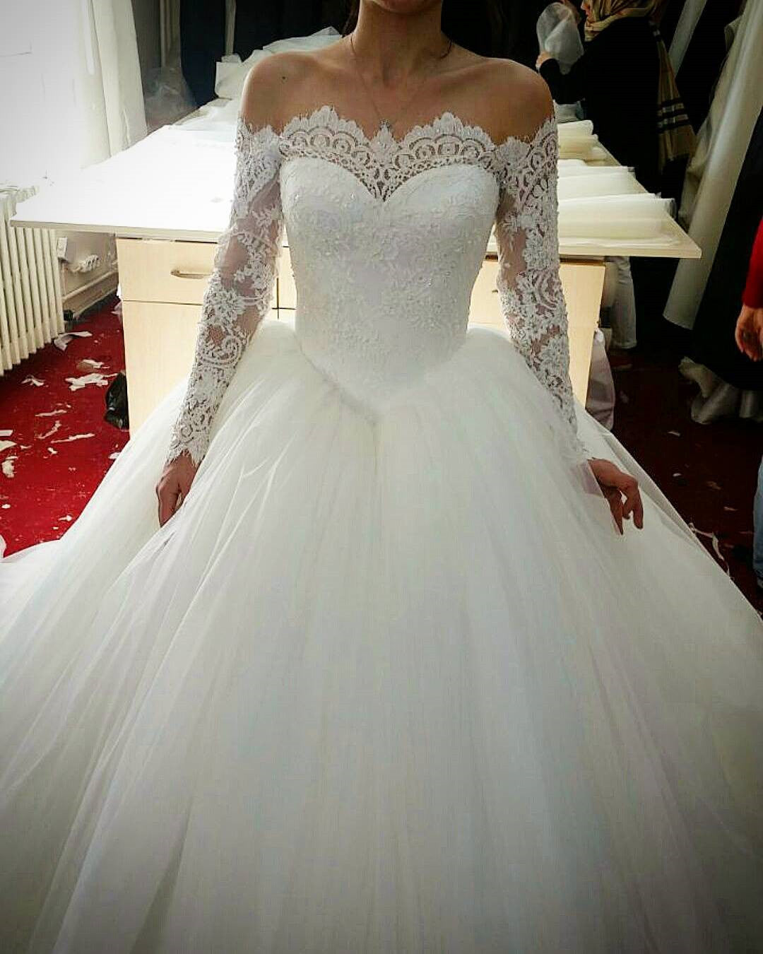 2024 Amazing Wedding Dresses Long Sleeves Off Shoulder Sweetheart Lace Hot Sale Ball Gown