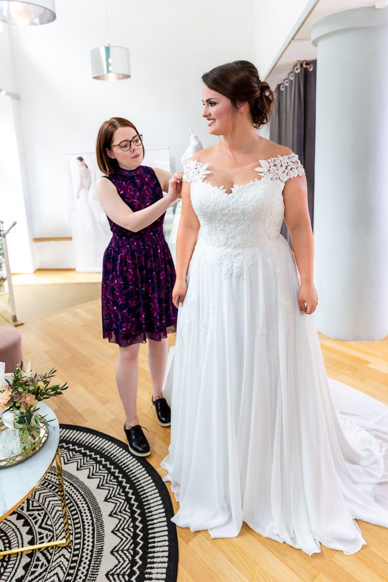 2024 Amazing Wedding Dresses A-Line Chiffon Scoop Off Shoulder Lace Plus Size Beach